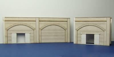 A 00-01 OO gauge brick arch unit with industrial gate